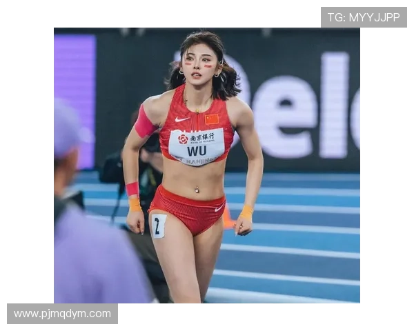 吴艳妮赛前涂指甲油的样子，像极了去夜店前补口红